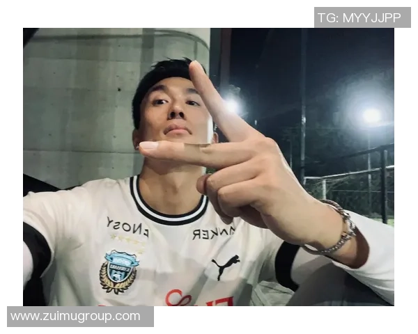 足球明星戴头带的时尚潮流与运动表现的完美结合探讨